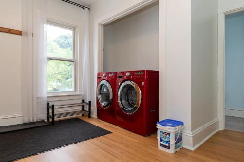 Φωτογραφία από το άλμπουμ του Charming & Newly Renovated 2BR in St Albans σε Σεντ Άλμπανς