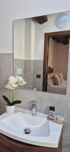 a bathroom with a sink and a mirror at Le Coppare GuestHouse in Tazzo