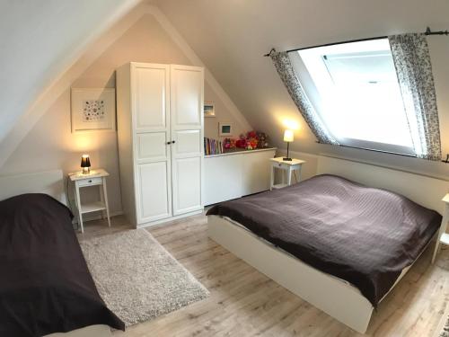 une chambre avec un lit et une grande fenêtre dans l'établissement Kinderfreundliche Ferienwohnung NEMO für 6 Personen, à Burg