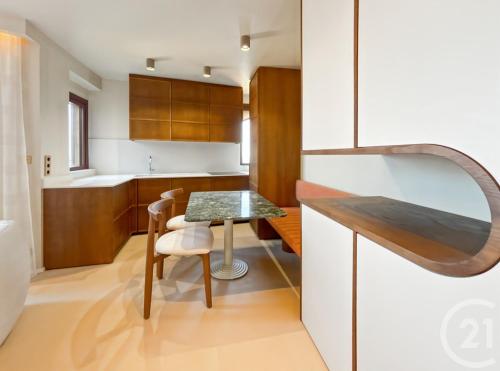 - une petite cuisine avec une table et un comptoir dans l'établissement Appartement vue coucher de soleil, à Calvi