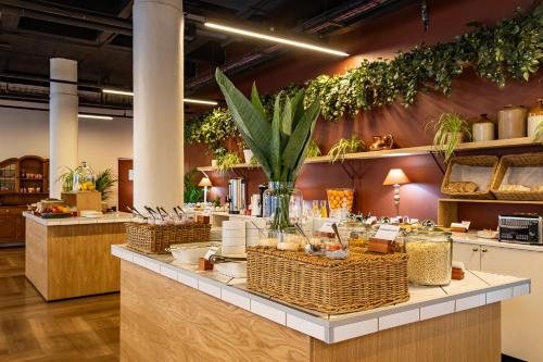 un ristorante con un bancone con cesti e piante di One Thibault Hotel by ITC Hospitality a Città del Capo