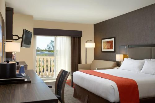 Кровать или кровати в номере Holiday Inn Express & Suites Naples Downtown - 5th Avenue by IHG
