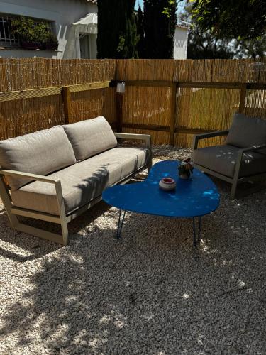 a couch and a coffee table in a yard at Aigues Marines in Aigues-Mortes