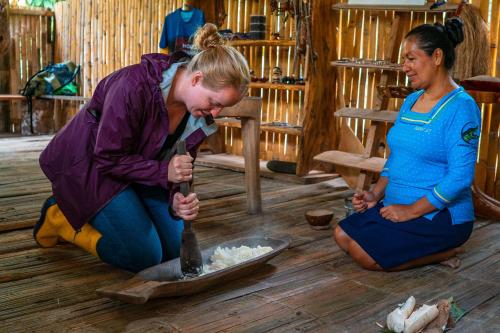 two women sitting on the floor in a room cooking at El Jardin Lodge & Spa in Puerto Misahuallí