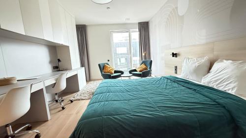 a bedroom with a green bed and two chairs at Livingstones III - Henry's 411 - 2P - Shared Kitchen in Luxembourg