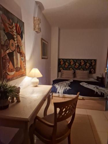 una camera da letto con un letto, una scrivania e un tavolo di Atlantico 43 ad Arona