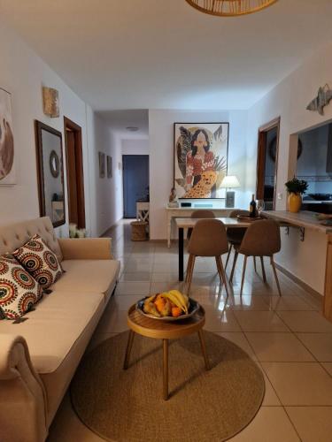 un soggiorno con un divano e un tavolo di Atlantico 43 ad Arona