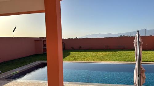 Blick auf einen Swimmingpool von einem Haus aus in der Unterkunft Villa Araucaria, idéale pour vos vacances en famille in Riaïna