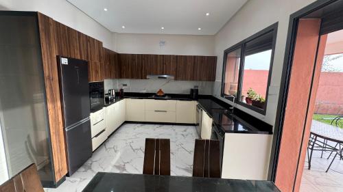 eine Küche mit einer schwarzen und weißen Arbeitsplatte in der Unterkunft Villa Araucaria, idéale pour vos vacances en famille in Riaïna