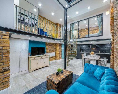 City Center Loft Haven: Modern Elegance