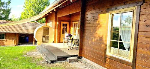 a porch of a house with a table and a window at Ferienhaus zum Harzer Hirsch in Seesen