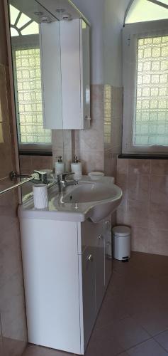 a bathroom with a sink and a mirror at Ca du Bensa 