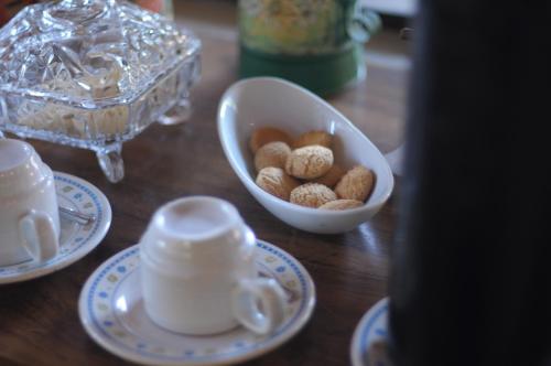 卡埃特Pousada e Restaurante Victórios的桌子上放着一碗花生和一碗饼干。