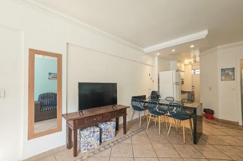Et tv og/eller underholdning på 1E -Apartamento 3 Quartos, Sala, Cozinha, 2 Banheiros, 1 Vaga - Frente Mar