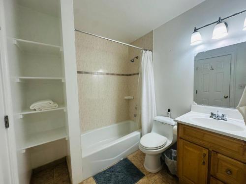 Φωτογραφία από το άλμπουμ του Spacious Private Suit Room Fairfax City σε Fairfax