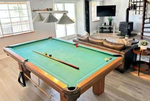 un salon avec une table de billard dans l'établissement Kawartha Lakes, Fenelon Falls, à Fenelon Falls