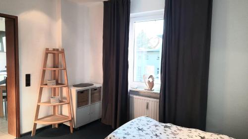 a room with a ladder next to a window at Ferienwohnung Niesner Mitten in Sterkrade Oberhausen nah am Westfield Centro in Oberhausen