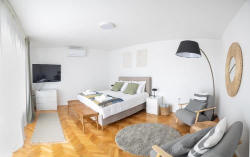 Sunny Line Premium Apartments with Pool