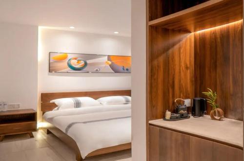 a bedroom with a white bed and a wooden wall at Wangcun Caotang Inn, Furong Town, Yongshun County in Wang-ts'un