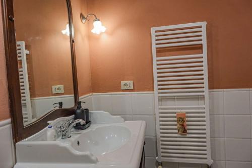 a bathroom with a sink and a mirror at La Lancia D'Oro in Arezzo