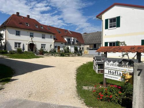 ein Hotelschild vor einem Haus in der Unterkunft Ferienwohnung Wohlmann in Dillingen an der Donau