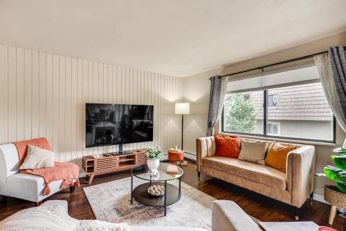 Zona de estar de 2 Mi to CU Boulder Mtn-View Condo with Pool Access