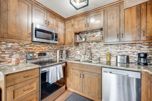 Una cocina o zona de cocina en 2 Mi to CU Boulder Mtn-View Condo with Pool Access