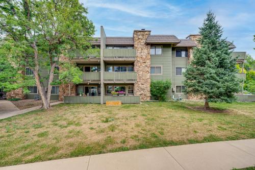 un edificio de apartamentos con un patio delante en 2 Mi to CU Boulder Mtn-View Condo with Pool Access, en Boulder