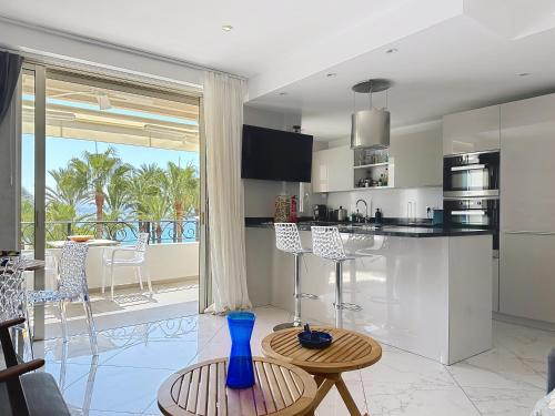 Stylish 1-bedroom apartment with sea view on La Croisette