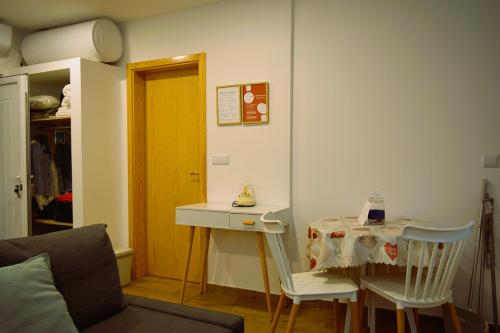 a room with a table and a table and chairs at Moinho do Zorrão in Manteigas