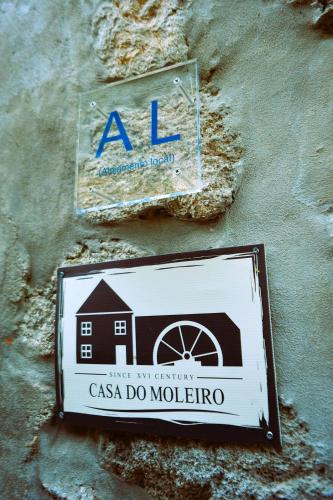 a sign for a casa do medicino on a wall at Moinho do Zorrão in Manteigas