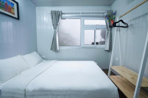 Una cama o camas en una habitación de Chân Mây Tam Đảo