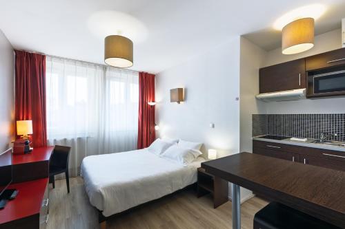 Ένα ή περισσότερα κρεβάτια σε δωμάτιο στο Residhotel Lille Vauban