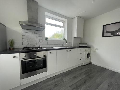 Η κουζίνα ή μικρή κουζίνα στο Home Near Headingley Stadium