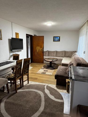 Телевизор и/или развлекательный центр в Holiday home with living room and 2 bedrooms