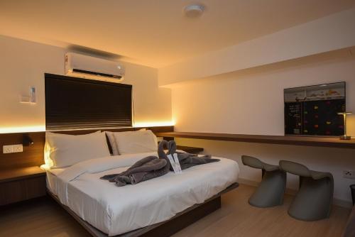 a hotel room with a bed with at Sunway Grid Loft Suite by Nest Home【Olympic Size Pool】 in Kampong Pendas
