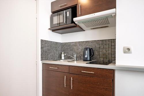 Кухня или мини-кухня в Residhotel Lille Vauban
