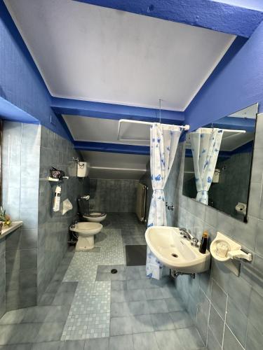 a bathroom with two sinks and two toilets at Studio Della Fiamma in Gubbio