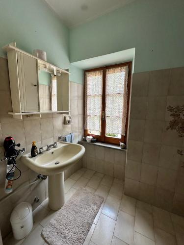a bathroom with a sink and a window at Studio Della Fiamma in Gubbio