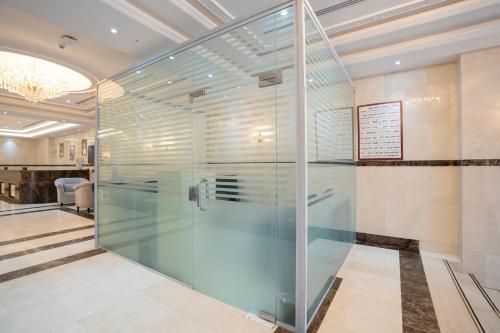 um box de vidro no saguão em فندق منازل المقام em Al Khansāk
