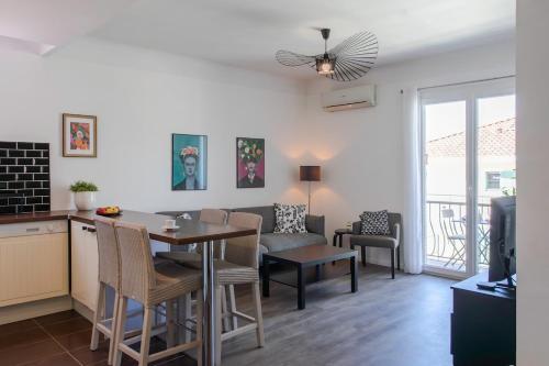 L4 Staywizus - 2BDR Hotel des Postes Central, Massena AC 2Balconies