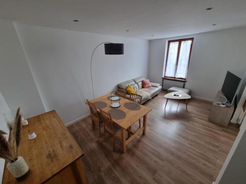 Μια τηλεόραση ή/και κέντρο ψυχαγωγίας στο COLMAR Appartement 6 personnes parking privé JAB'S HOME 2