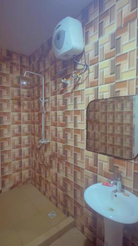 Un baño de Crystal Inn Hotel and Lounge