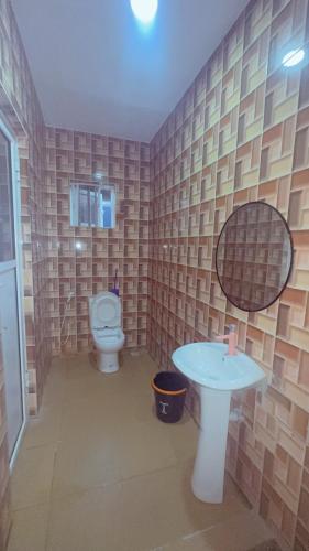 Un baño de Crystal Inn Hotel and Lounge