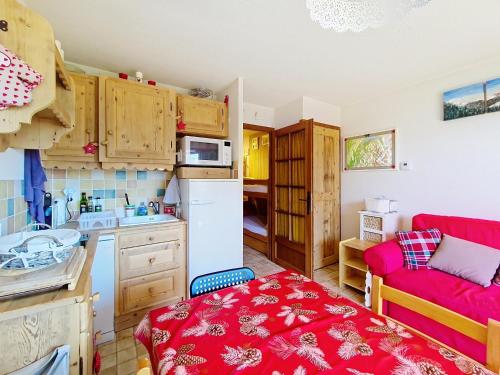 - une cuisine avec un lit rouge dans une chambre dans l'établissement Joran JR7 SUNNY & VIEW 4 pers, à Châtel