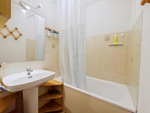 une salle de bain avec un lavabo, une douche et une baignoire dans l'établissement Joran JR7 SUNNY & VIEW 4 pers, à Châtel