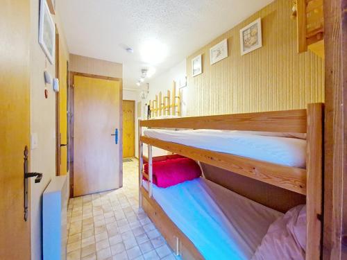 Cette chambre comprend 2 lits superposés et une porte. dans l'établissement Joran JR7 SUNNY & VIEW 4 pers, à Châtel