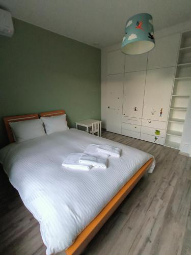a bedroom with a large bed with towels on it at Lichtrijke woning vlakbij Leuven in Herent