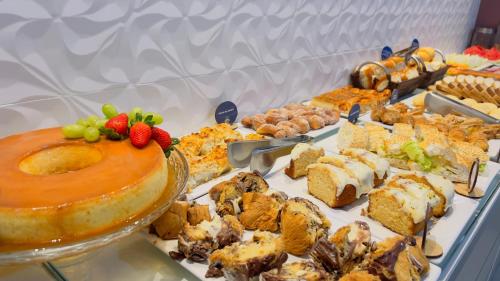 een buffet van verschillende soorten eten op een tafel bij Pousada Amanhecer do Sul in Penha