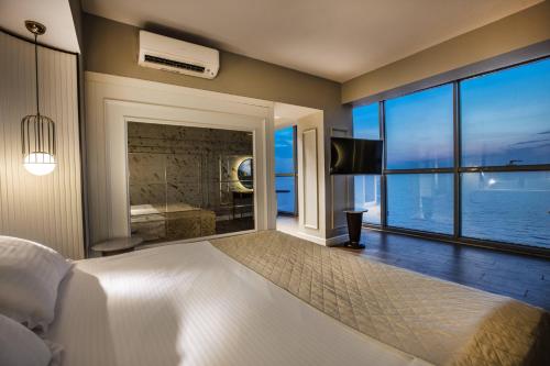 Ένα ή περισσότερα κρεβάτια σε δωμάτιο στο Charisma De Luxe Hotel